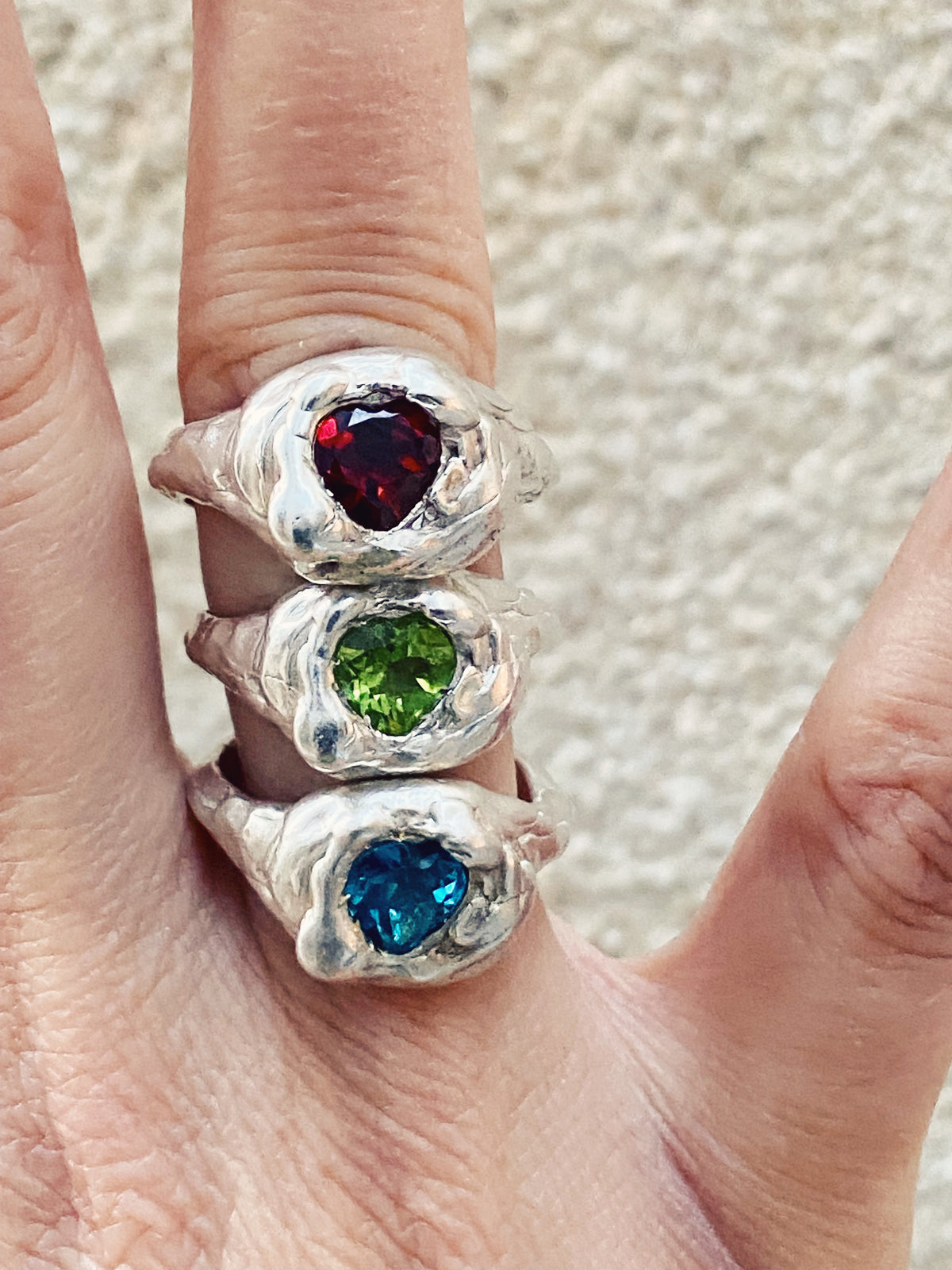 Otra vista de Melted Heart, anillo de plata 925 o plata chapada en oro de Bocavolcan