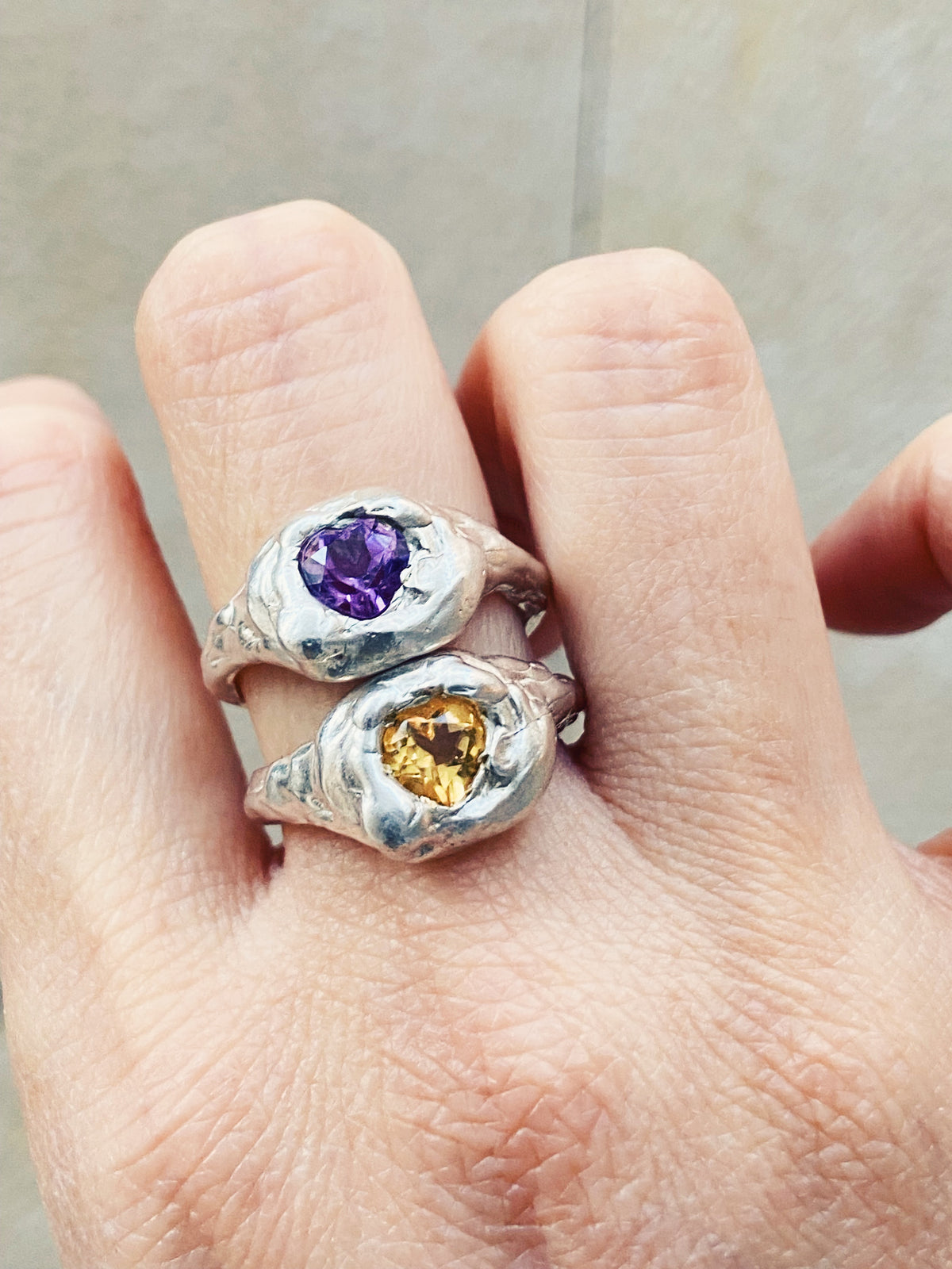 Melted Heart, anillo hecho a mano por Bocavolcan, otra perspectiva