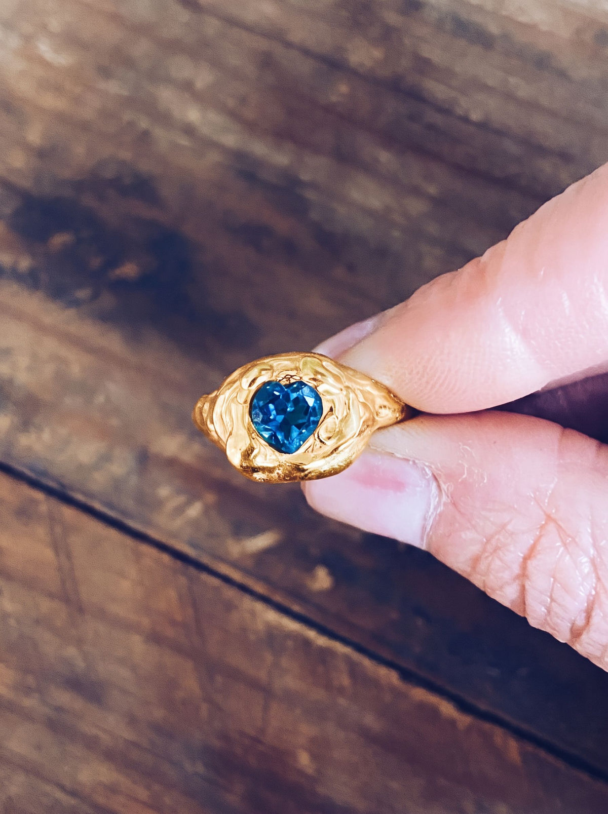 Melted Heart, versión chapada en oro, anillo con topacio London Blue de Bocavolcan