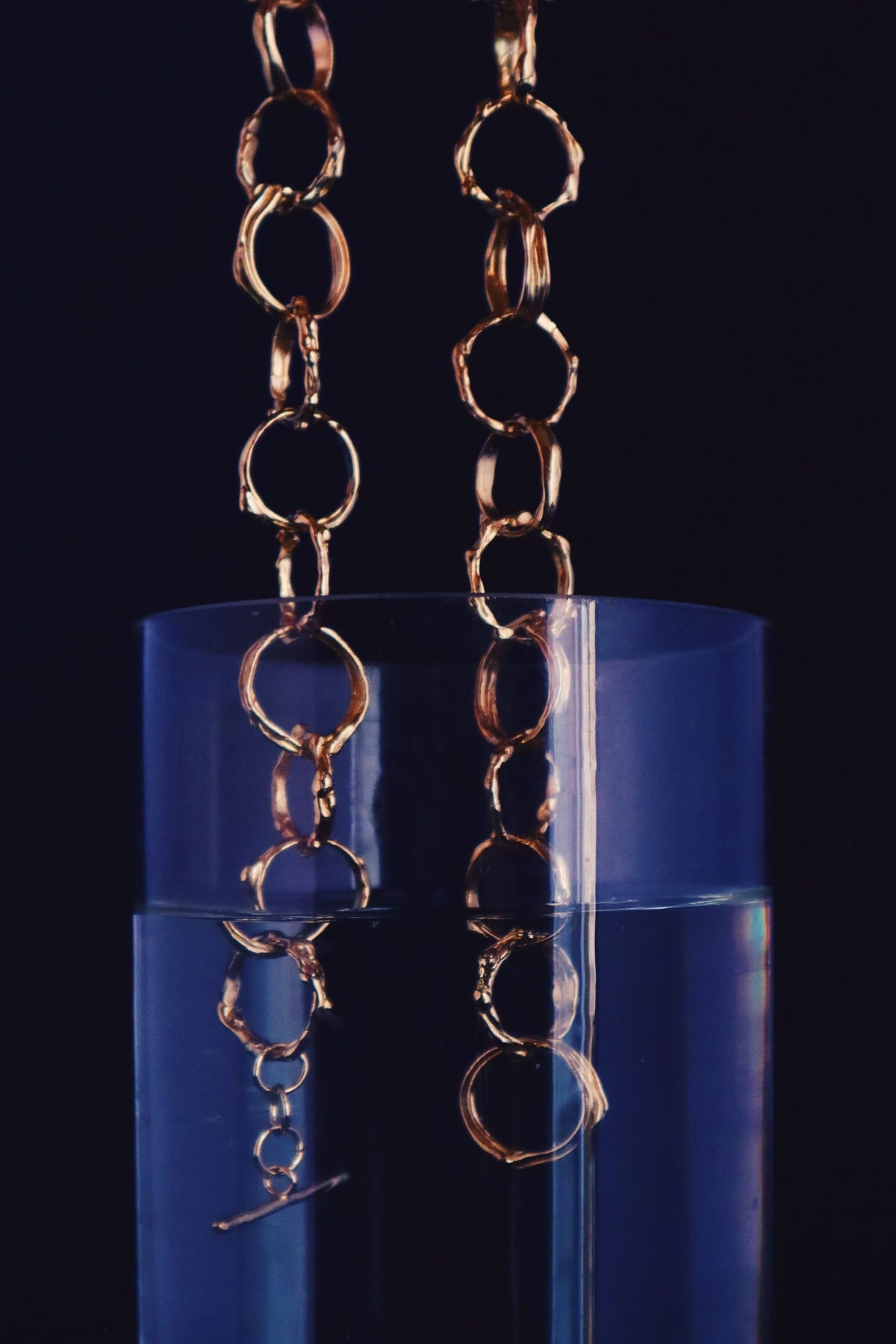 Otra vista de Rings Of Fire Choker, gargantilla de plata 925 o metal chapado en oro de Bocavolcan