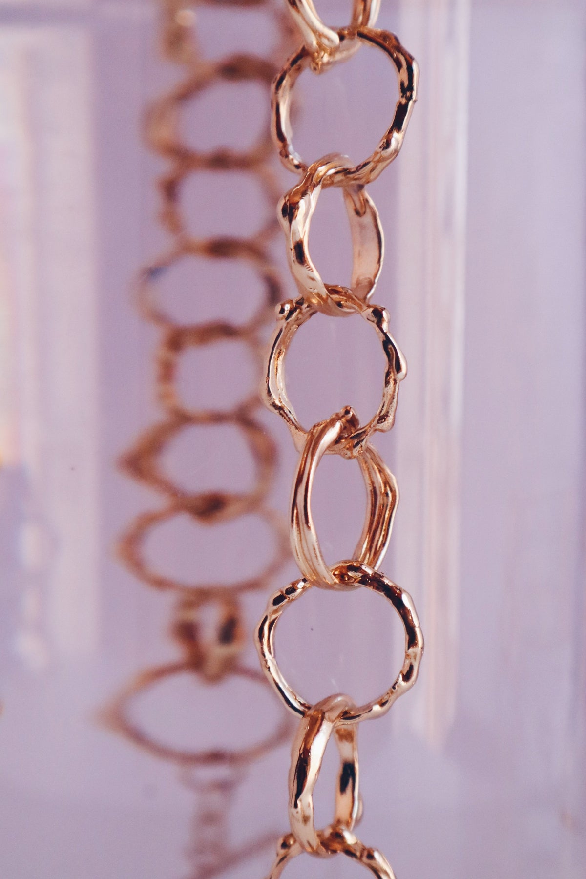 Otra vista de Rings Of Fire Choker, gargantilla de plata 925 o metal chapado en oro de Bocavolcan