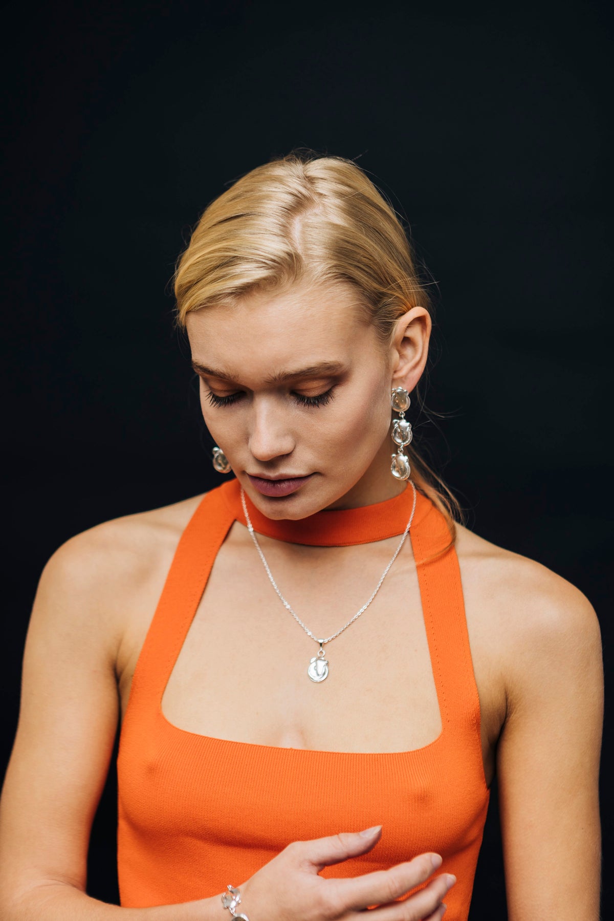 Katia Earrings, pendientes de Bocavolcan vistos desde otro ángulo