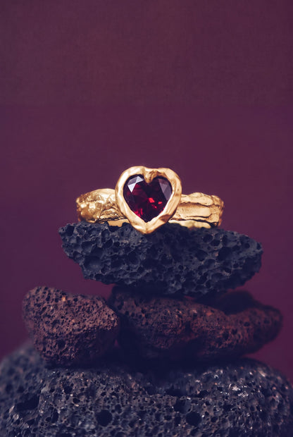 Cora, gold-plated version, ring with garnet by Bocavolcan