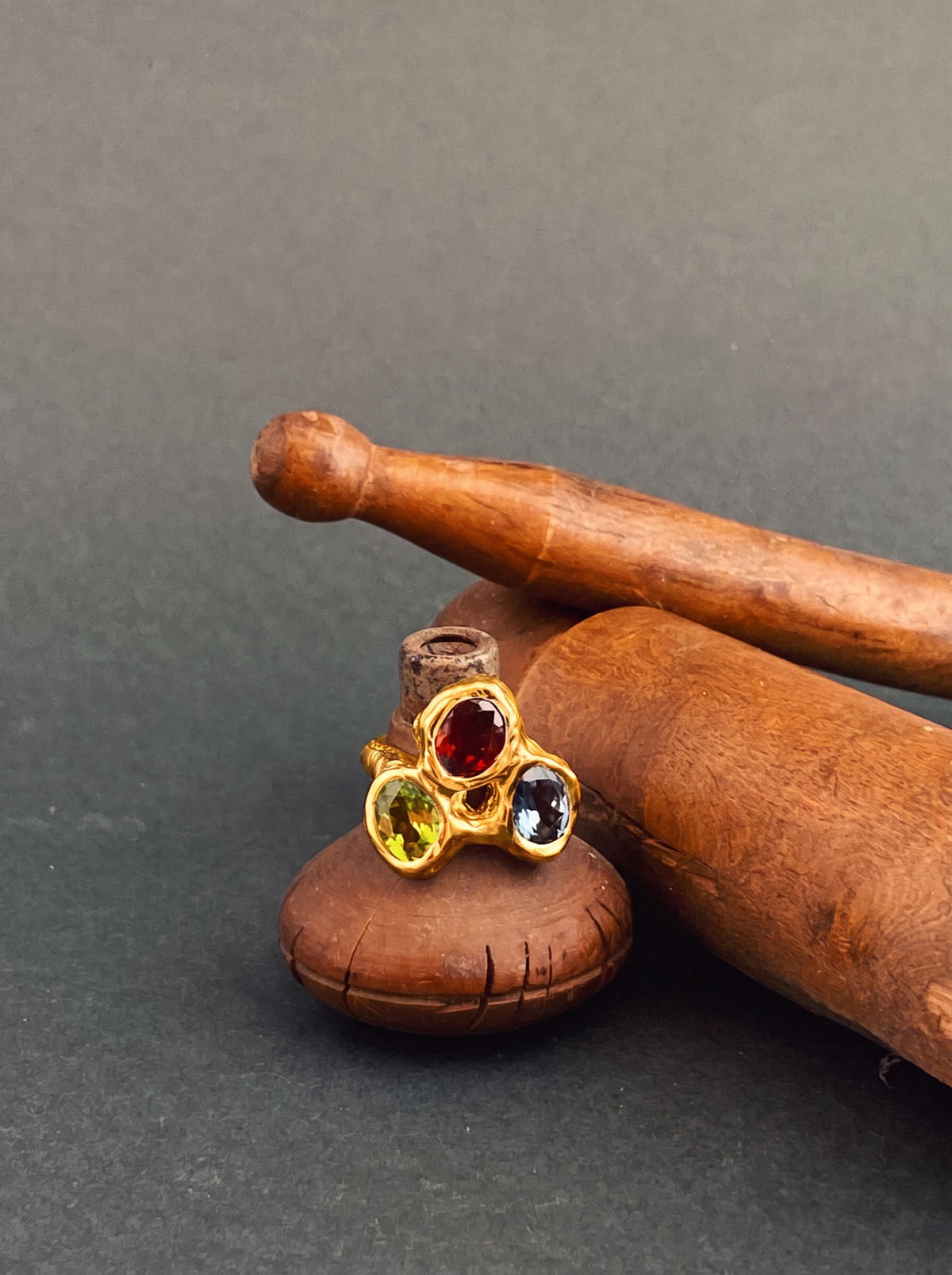 Kerid Ring 3 - K3, versión chapada en oro, anillo con granate, peridoto y topacio London Blue de Bocavolcan