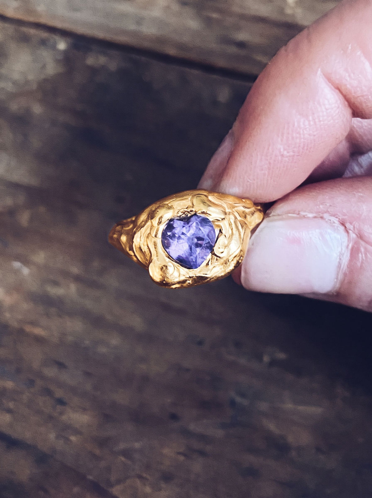 Melted Heart, versión chapada en oro, anillo con amatista de Bocavolcan