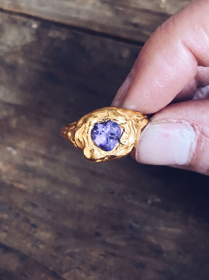 Melted Heart, versión chapada en oro, anillo con amatista de Bocavolcan