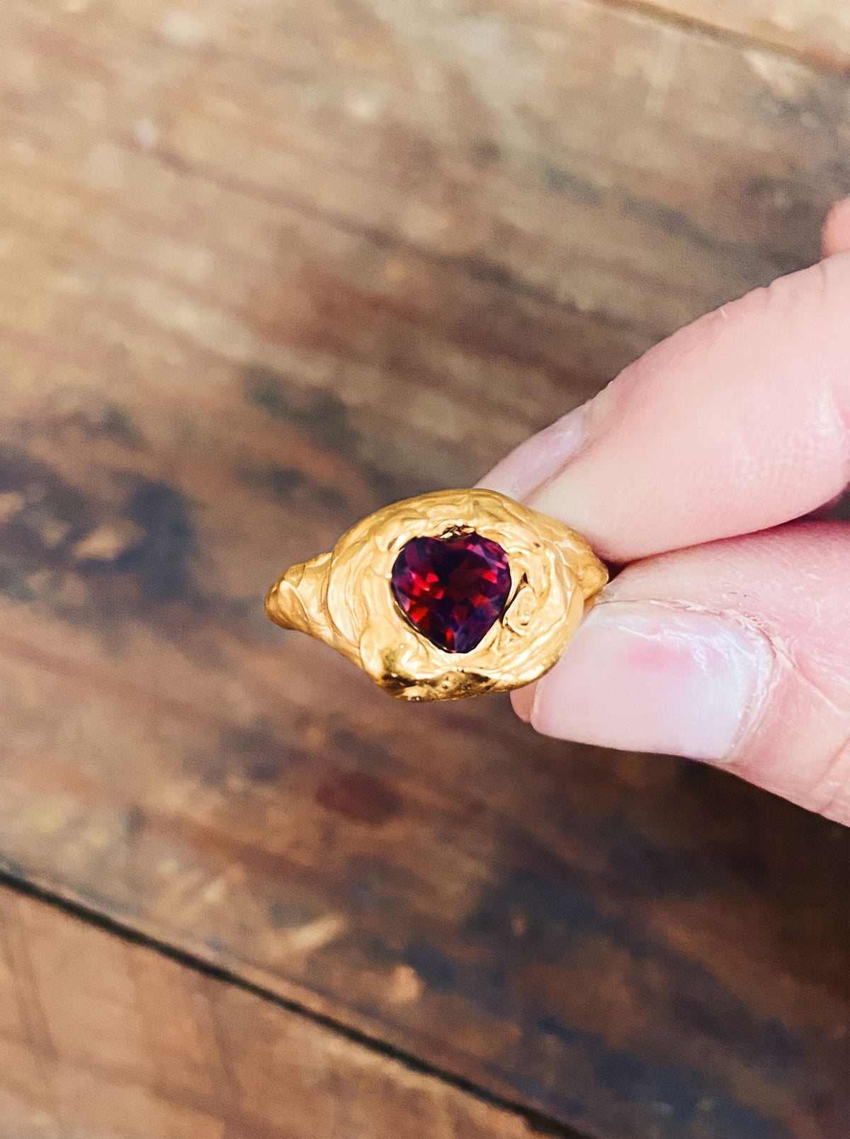Melted Heart, versión chapada en oro, anillo con granate de Bocavolcan