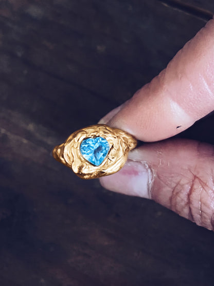 Melted Heart, versión chapada en oro, anillo con topacio Sky Blue de Bocavolcan