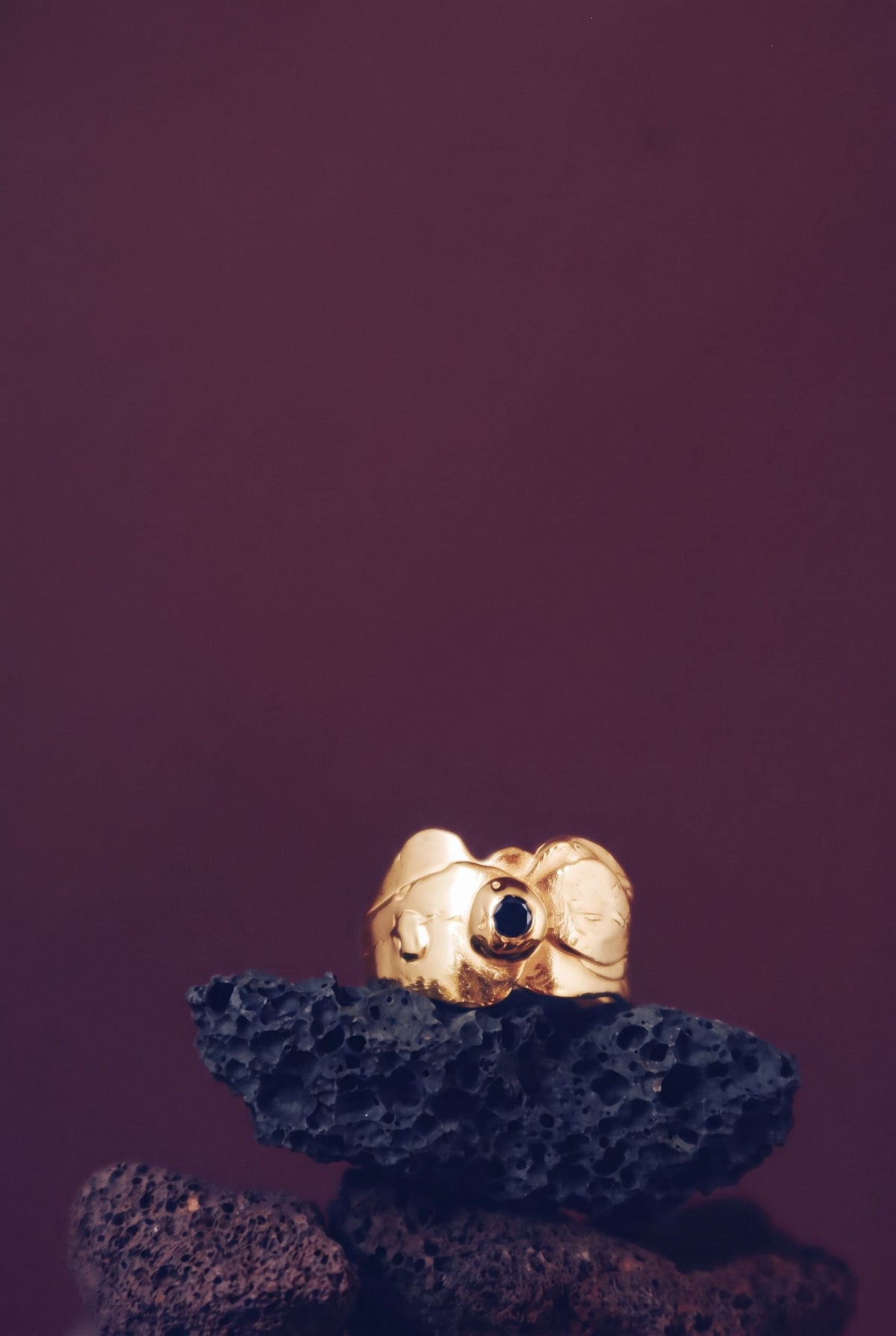 Pico Partido In Gold, versión en oro amarillo con diamante negro, de Bocavolcan