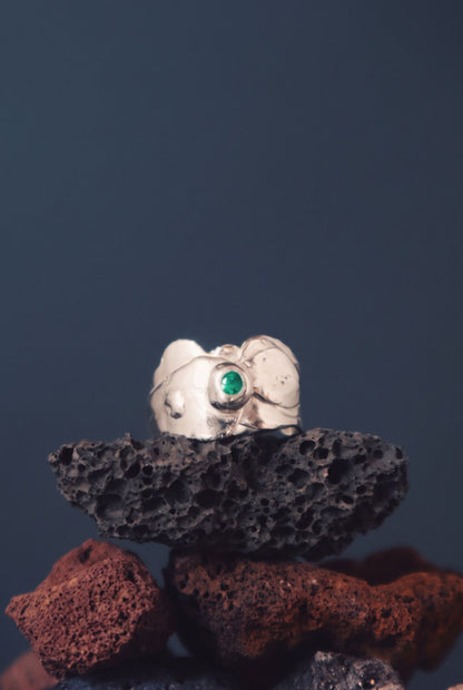 Pico Partido, silver version, ring with emerald by Bocavolcan